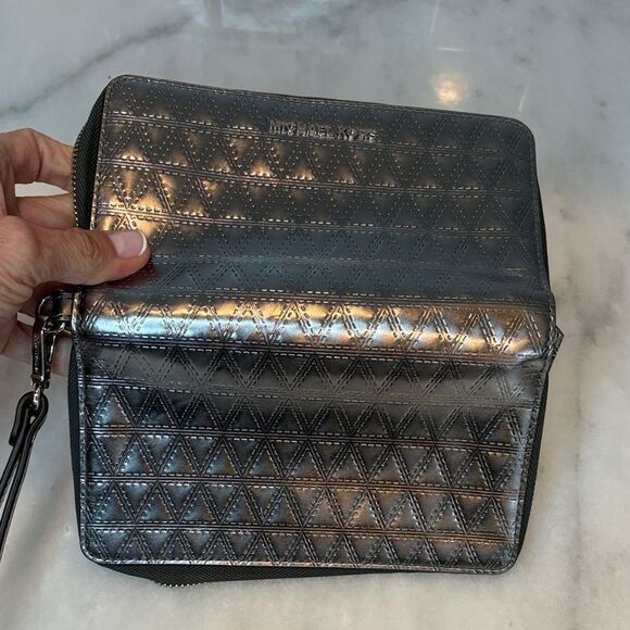 Michael Kors Wallet Metallic Geometric Embossed Wristlet Full Zipper - Picture 13 of 16